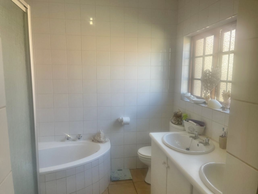 To Let 3 Bedroom Property for Rent in Melodie North West